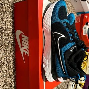 Size 9.5 Nike React Flyknit running shoes